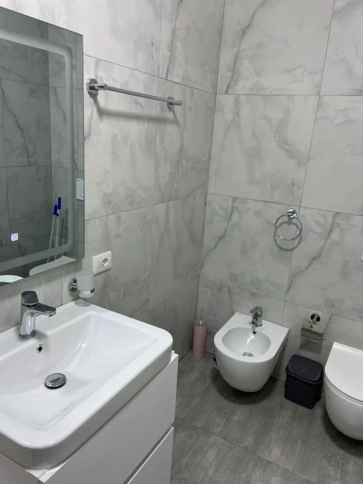Tirane, jepet me qera apartament 1+1 Kati 2, 65 m² 550 € (55000)