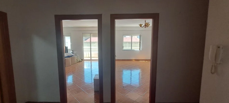 Durres, shitet apartament 1+1+Aneks+Ballkon Kati 3, 78 m² 115.000 € (Pallati i Sportit)