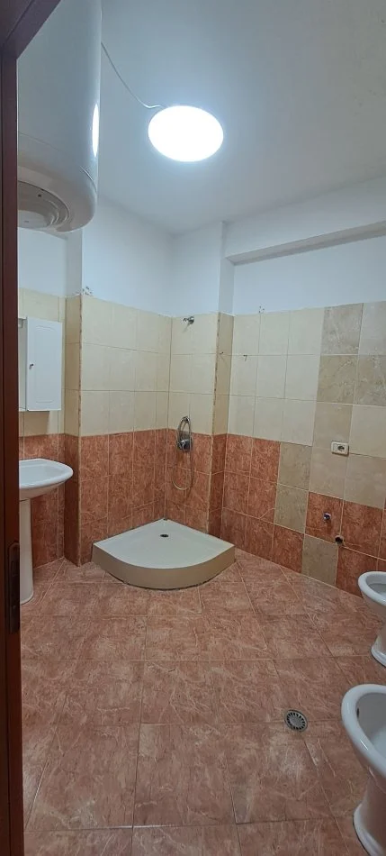 Durres, shitet apartament 1+1+Aneks+Ballkon Kati 3, 78 m² 115.000 € (Pallati i Sportit)
