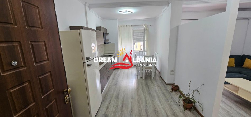 Tirane, jepet me qera apartament 1+1 , 85 m² 550 € 