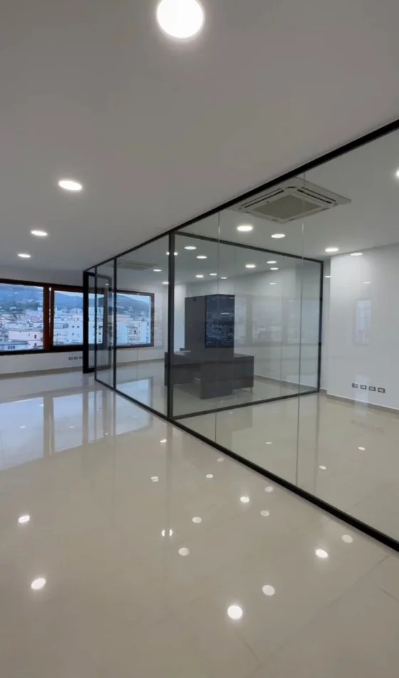 Tirane, jepet me qera zyre Kati 6, 190 m² 2.500 € (Hotel Hillton)