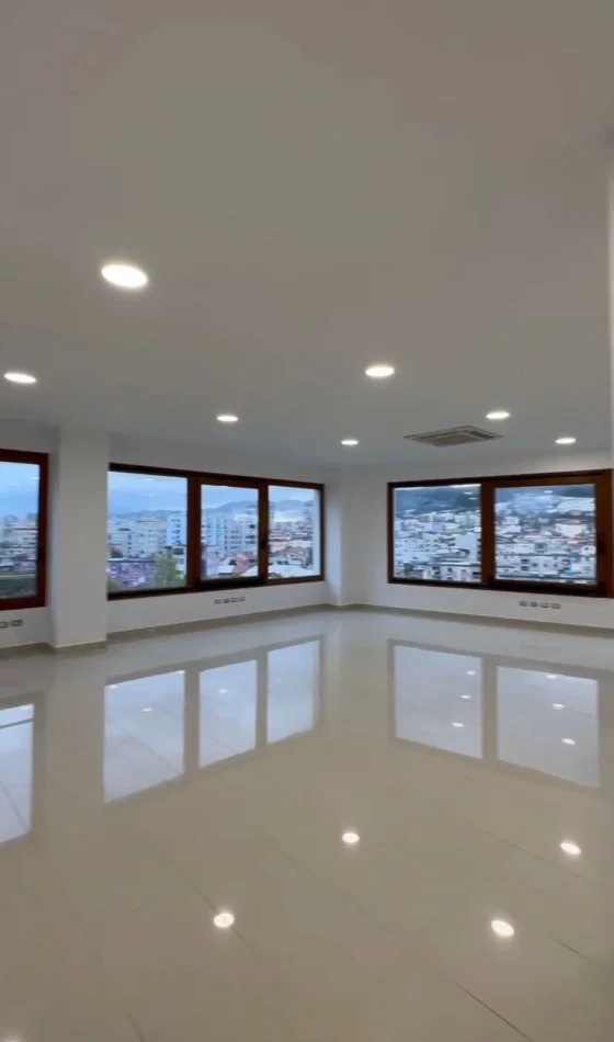 Tirane, jepet me qera zyre Kati 6, 190 m² 2.500 € (Hotel Hillton)