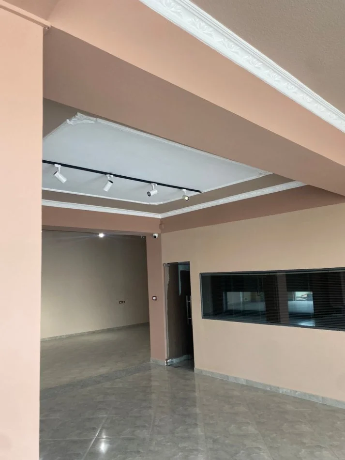 Tirane, jepet me qera ambjent biznesi Kati 0, 420 m² 3.500 € (Ish Dogana , (Buze rruge kryesore))