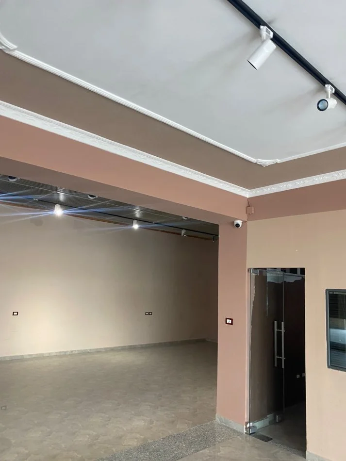 Tirane, jepet me qera ambjent biznesi Kati 0, 420 m² 3.500 € (Ish Dogana , (Buze rruge kryesore))