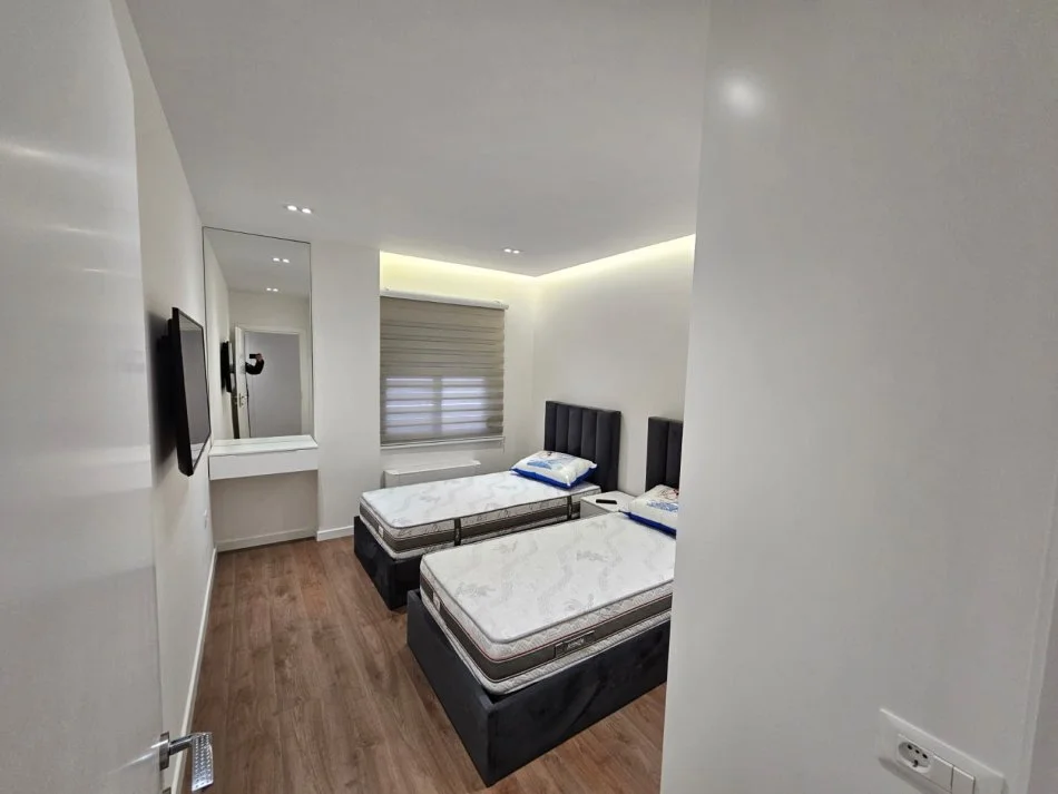 Tirane, jepet me qera apartament 2+1+Ballkon Kati 5, 100 m² 1.000 € (Rruga Him Kolli)