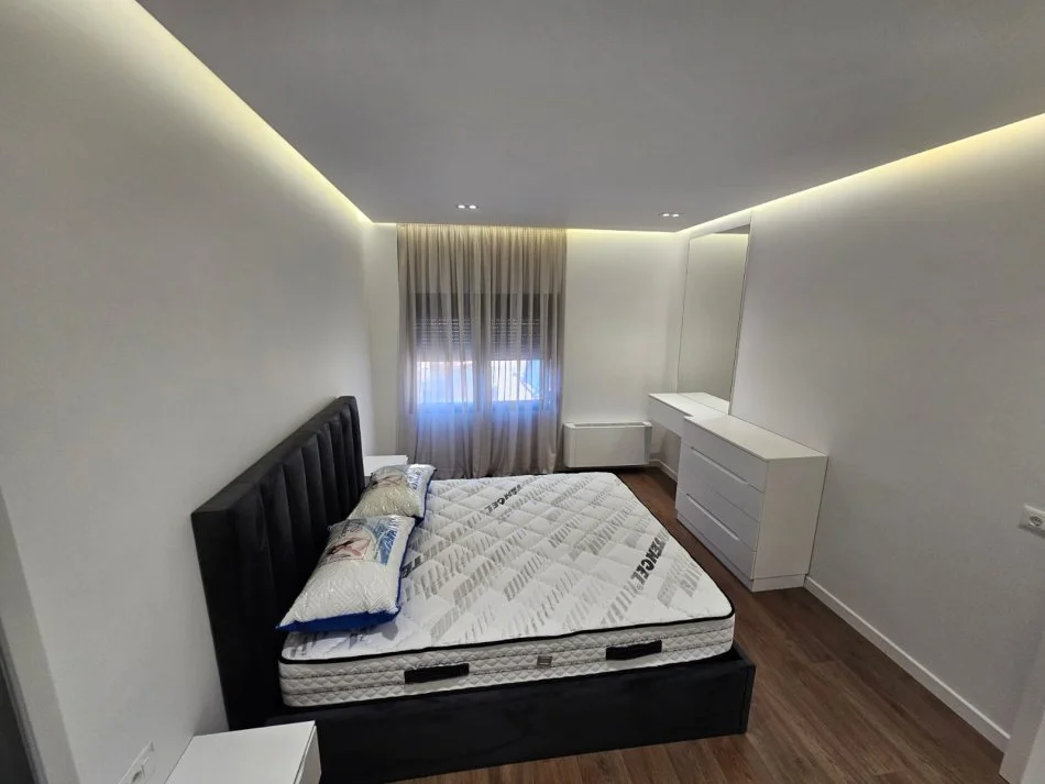 Tirane, jepet me qera apartament 2+1+Ballkon Kati 5, 100 m² 1.000 € (Rruga Him Kolli)