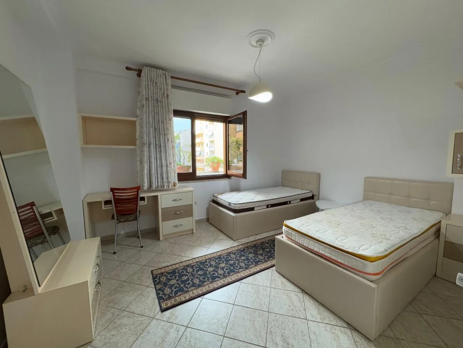 Tirane, jepet me qera apartament 2+1+Ballkon Kati 5, 122 m² 800 € (Komuna e Parisit)