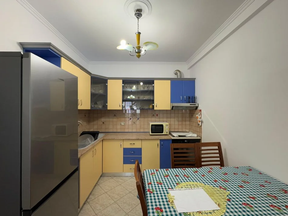 Tirane, jepet me qera apartament 2+1+Ballkon Kati 5, 122 m² 800 € (Komuna e Parisit)