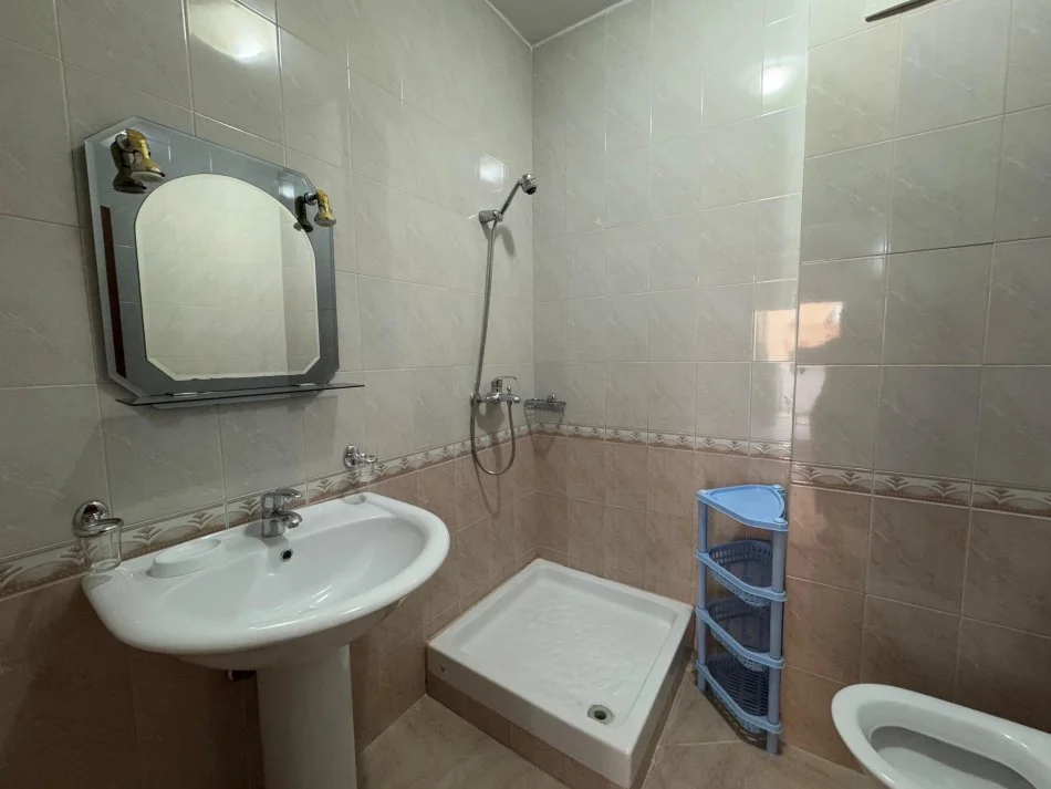 Tirane, jepet me qera apartament 2+1+Ballkon Kati 5, 122 m² 800 € (Komuna e Parisit)
