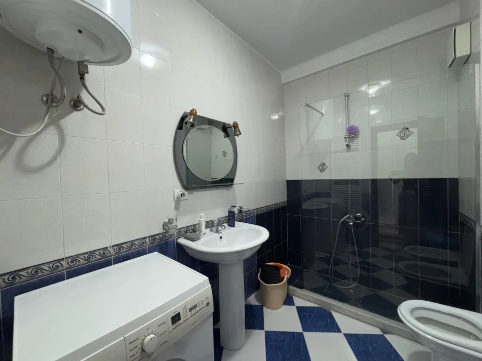 Tirane, jepet me qera apartament 2+1+Ballkon Kati 5, 122 m² 800 € (Komuna e Parisit)