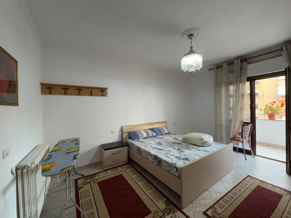 Tirane, jepet me qera apartament 2+1+Ballkon Kati 5, 122 m² 800 € (Komuna e Parisit)