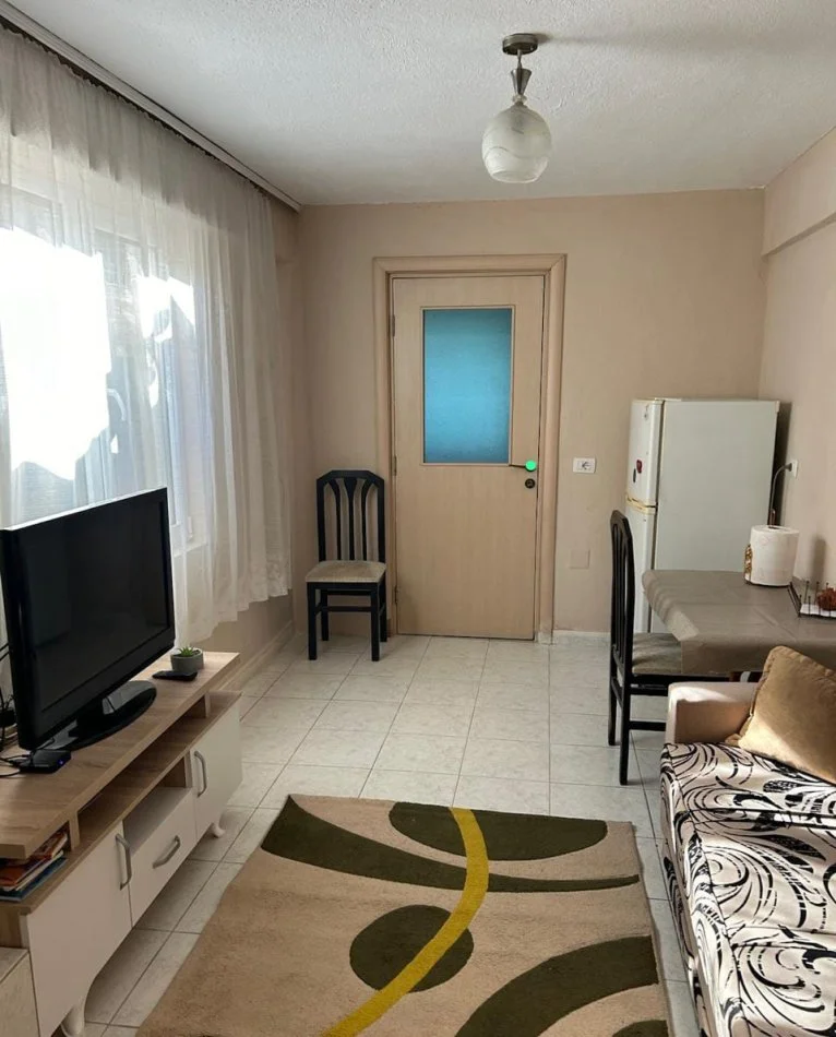 Tirane, jepet me qera apartament 1+1 Kati 1, 67 m² 420 € (Rruga Vllazën Huta)