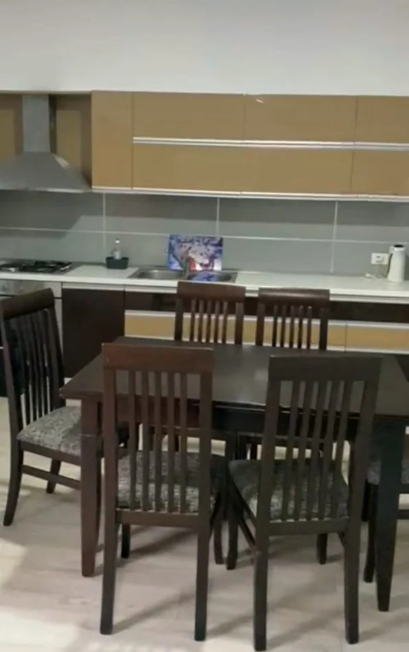 Tirane, jepet me qera apartament 2+1+Ballkon Kati 2, 130 m² 600 € (Rr e kavajes)