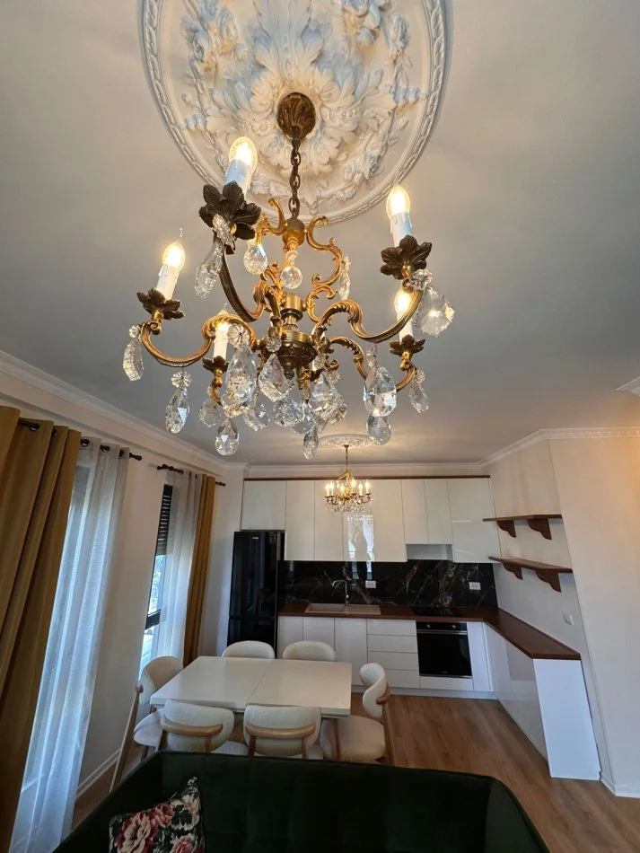 Tirane, jepet me qera apartament 2+1 Kati 3, 109 m² 850 € (Rruga Xhanfize Keko)