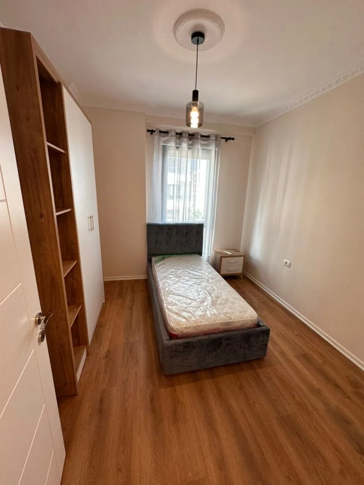 Tirane, jepet me qera apartament 2+1 Kati 3, 109 m² 850 € (Rruga Xhanfize Keko)