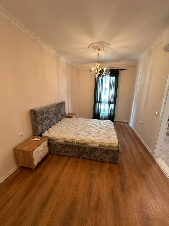 Tirane, jepet me qera apartament 2+1 Kati 3, 109 m² 850 € (Rruga Xhanfize Keko)