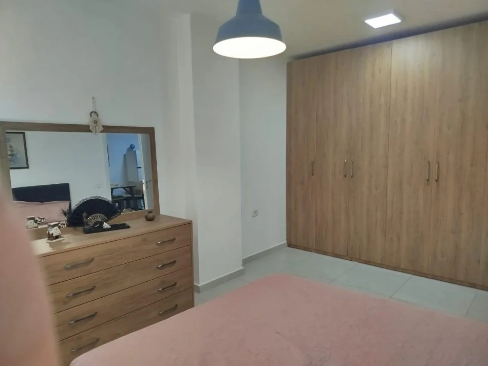 Tirane, jepet me qera apartament 1+1 Kati 2, 60 m² 550 € (Kompleksi Kontakt)