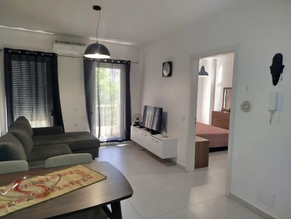 Tirane, jepet me qera apartament 1+1 Kati 2, 60 m² 550 € (Kompleksi Kontakt)