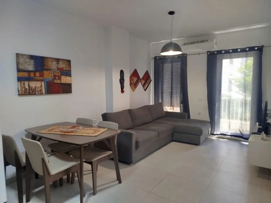 Tirane, jepet me qera apartament 1+1 Kati 2, 60 m² 550 € (Kompleksi Kontakt)