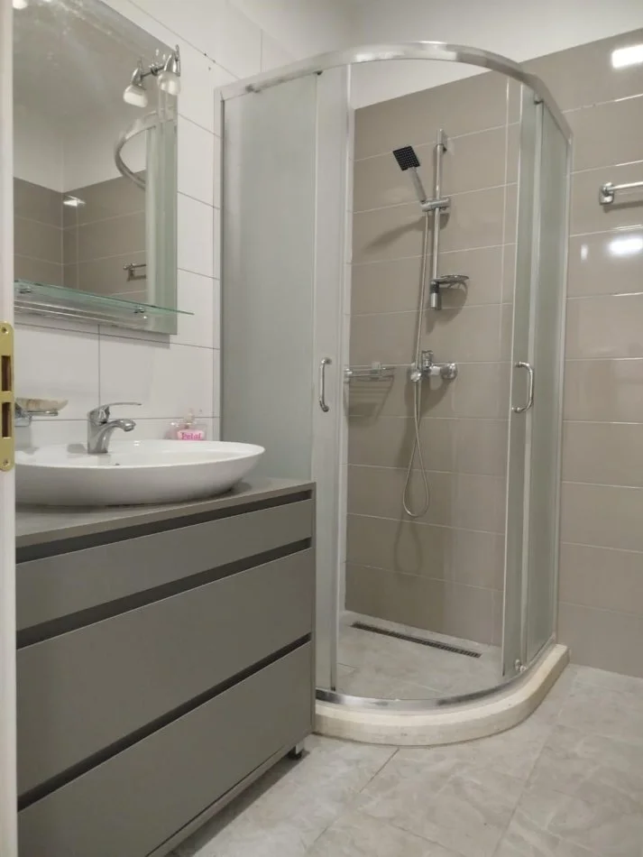 Tirane, jepet me qera apartament 1+1 Kati 2, 60 m² 550 € (Kompleksi Kontakt)