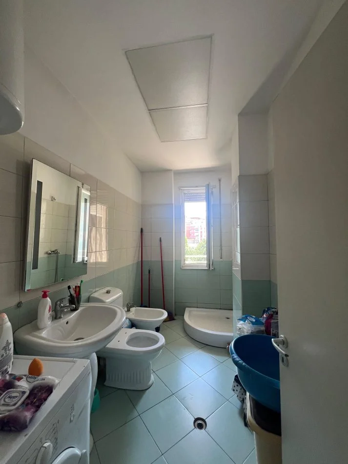 Tirane, jepet me qera apartament 2+1 Kati 2, 85 m² 400 € (rruga thesarit)