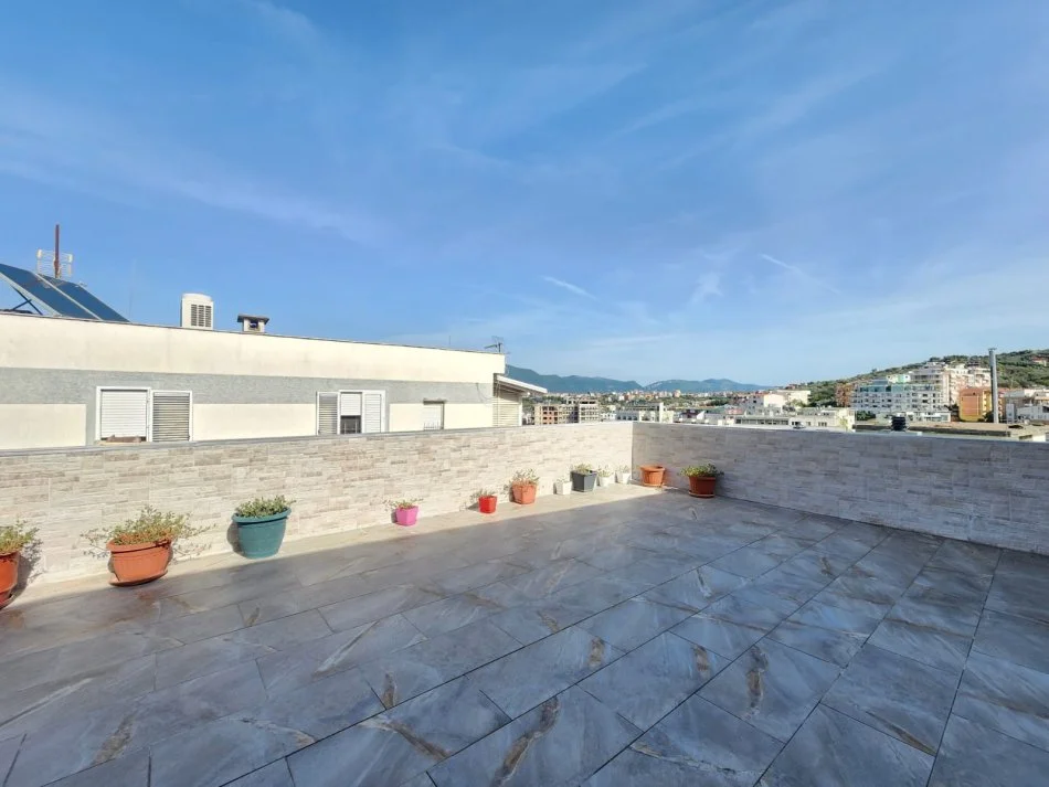 Tirane, shitet apartament 2+1+Ballkon Kati 5, 174 m² 330.000 € (Liqeni i Thate)