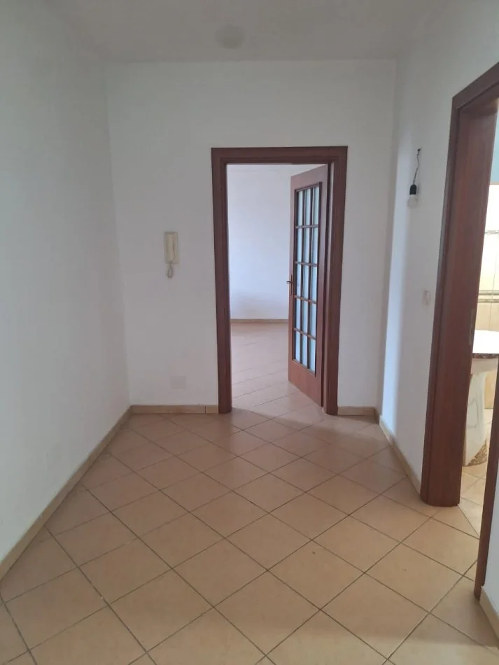 Tirane, jepet me qera apartament 2+1 Kati 4, 100 m² 400 € (Kinostudio)