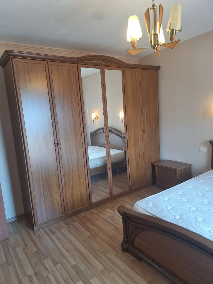 Tirane, jepet me qera apartament 2+1 Kati 4, 100 m² 400 € (Kinostudio)