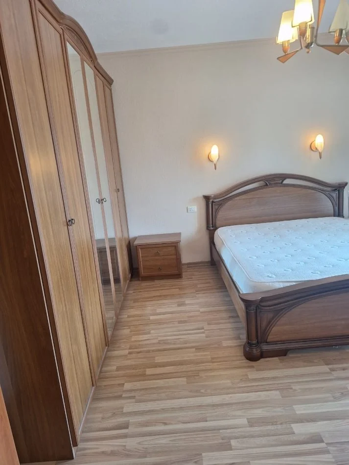 Tirane, jepet me qera apartament 2+1 Kati 4, 100 m² 400 € (Kinostudio)
