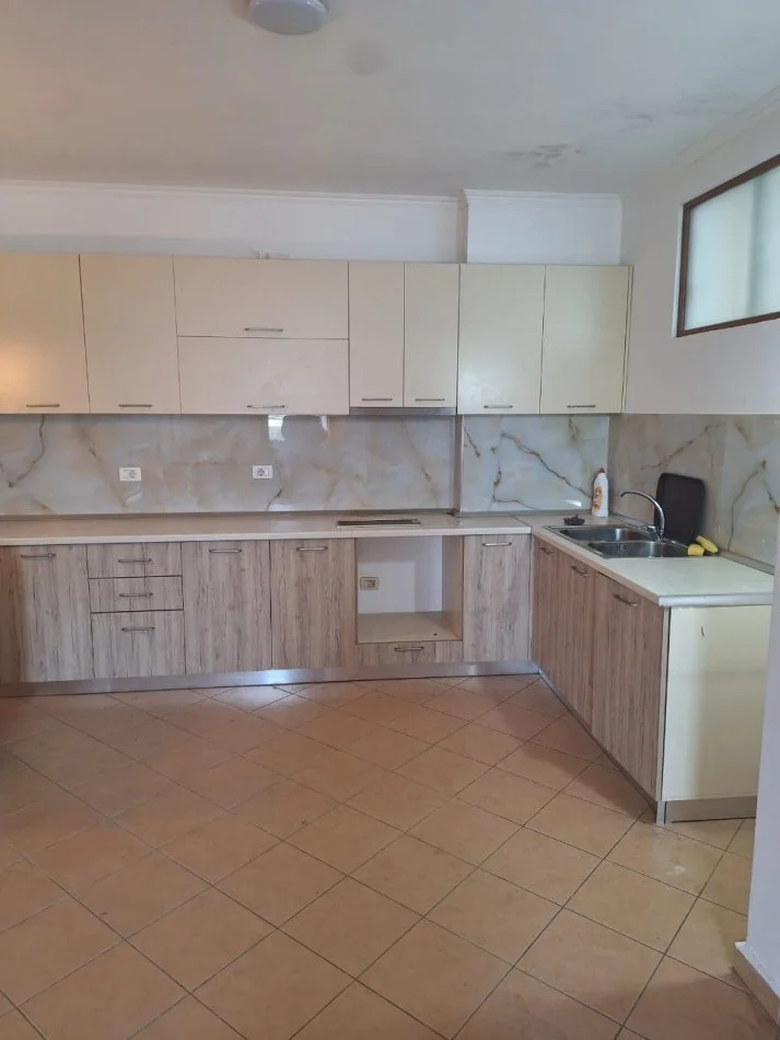 Tirane, jepet me qera apartament 2+1 Kati 4, 100 m² 400 € (Kinostudio)