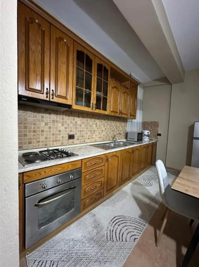 Tirane, jepet me qera apartament 2+1 Kati 1, 110 m² 550 € (Vilat Gjermane, Rruga "Gramoz Pashko")