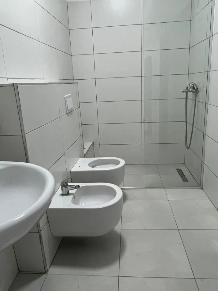 Tirane, jap me qera apartament 1+1 Kati 3, 65 m² 450 € (rruga e zallit)