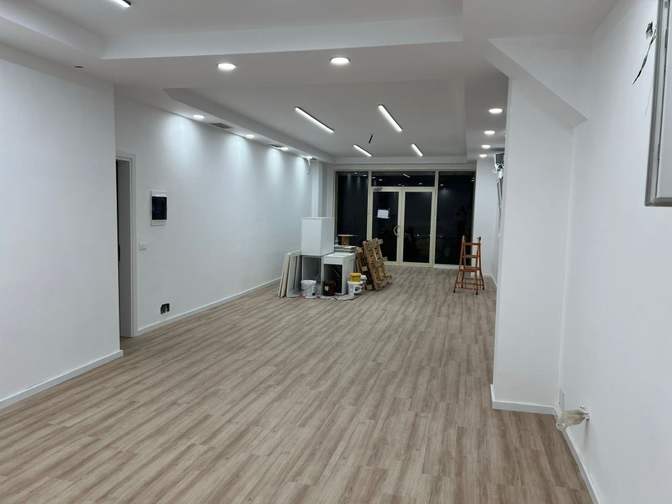 Tirane, jap me qera ambjent biznesi Kati 1, 75 m² 800 € (Rruga Vllazen Huta , ngjitur me Instatin)