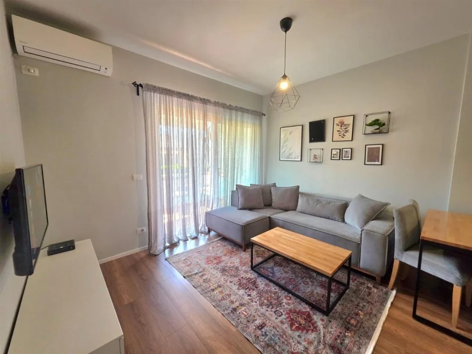 Tirane, jepet me qera apartament 1+1 Kati 3, 60 m² 500 € (Prane Hotel Radison)