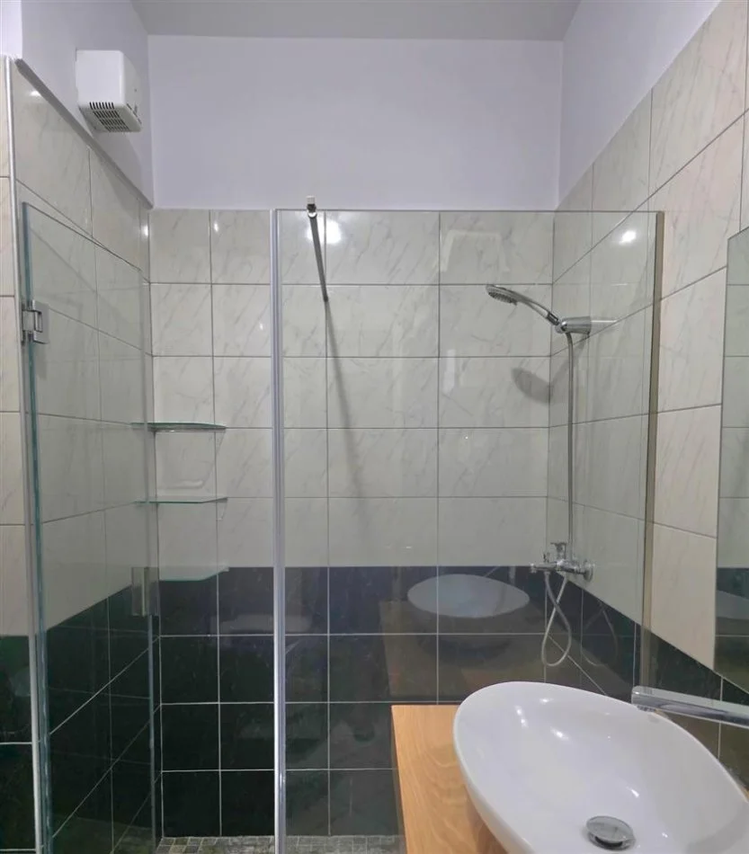 Tirane, jepet me qera apartament 1+1 Kati 3, 60 m² 500 € (Prane Hotel Radison)