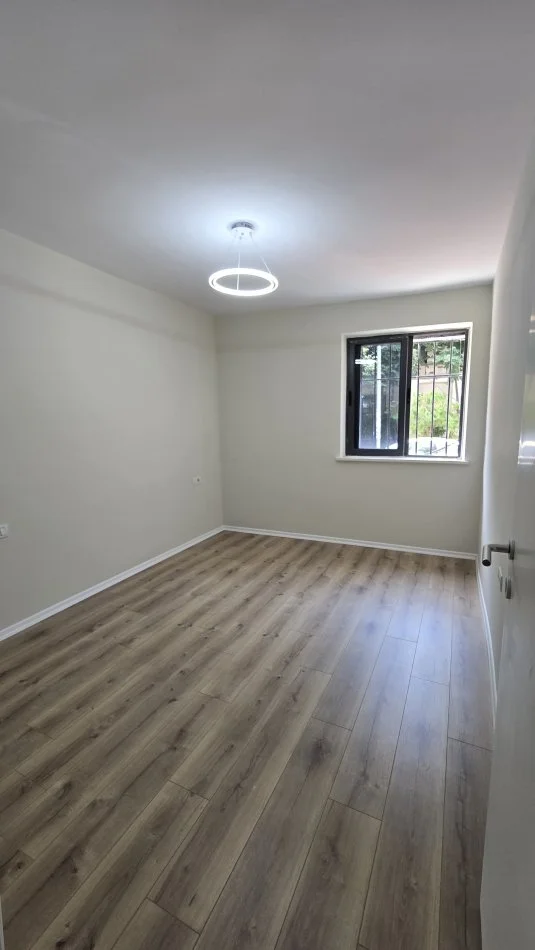 Tirane, shitet apartament 1+1+Ballkon Kati 1, 54 m² 87.000 € (varri bomit)