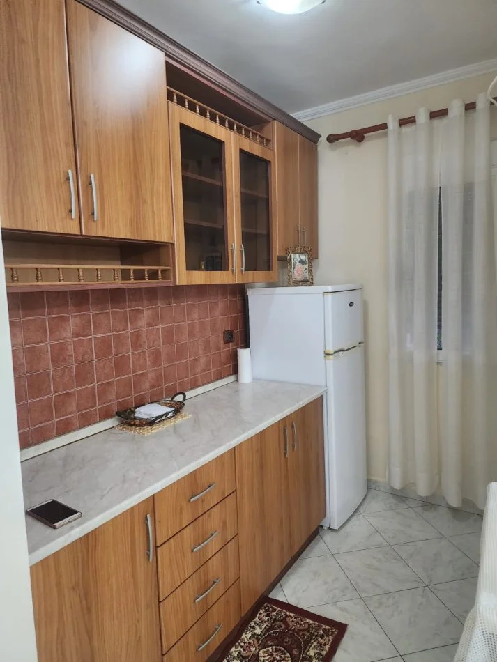 Tirane, jepet me qera apartament 1+1 Kati 4, 60 m² 400 € (Perballe KMY)