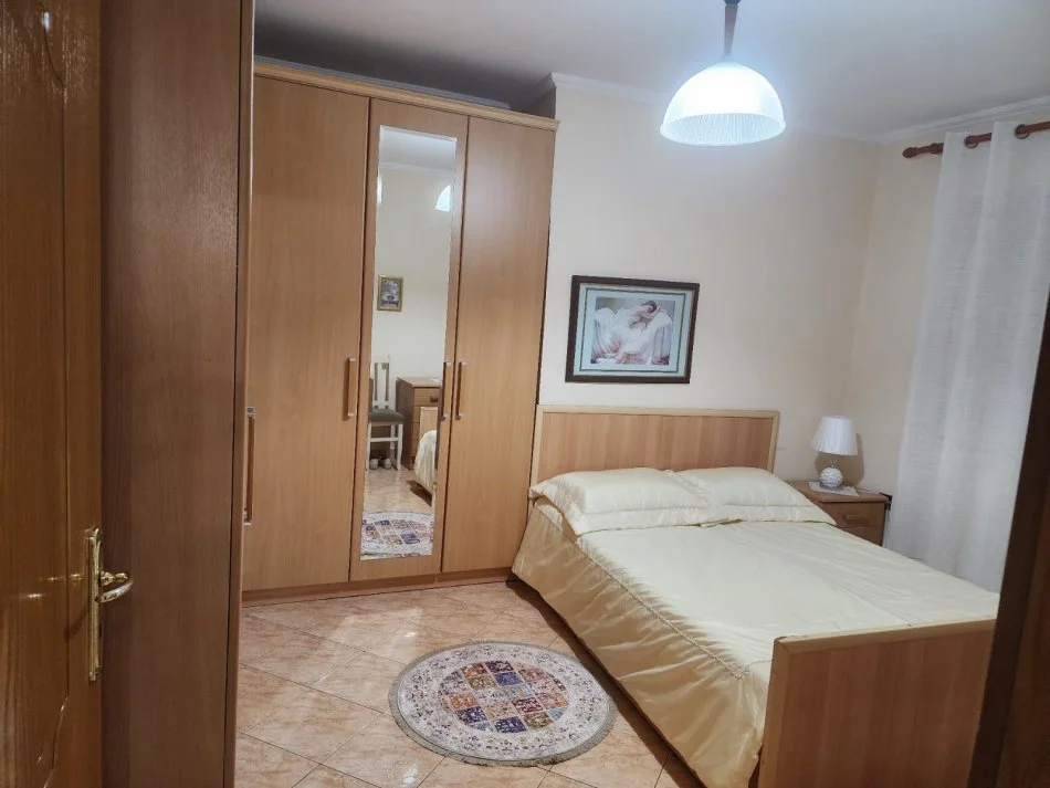 Tirane, jepet me qera apartament 1+1 Kati 4, 60 m² 400 € (Perballe KMY)