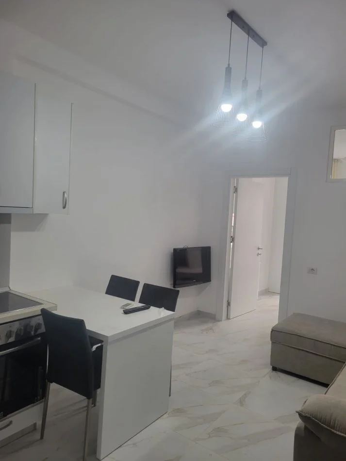 Tirane, jepet me qera apartament 1+1 Kati 8, 55 m² 400 € (Astir te Rrethi)
