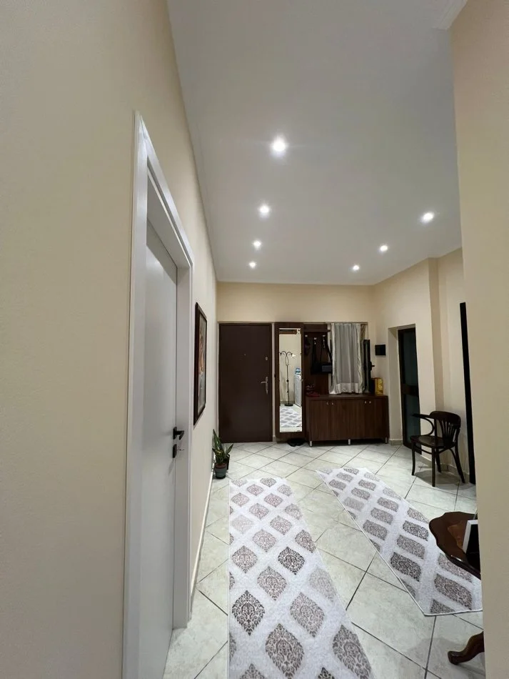 Tirane, jepet me qera apartament 2+1+Ballkon Kati 0, 90 m² 500 € (Don Bosko)