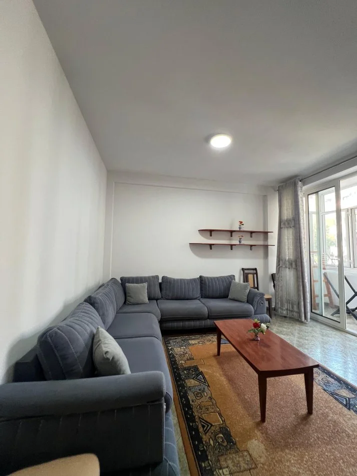 Tirane, jepet me qera apartament 3+1+Ballkon Kati 3, 116 m² 650 € i diskutueshem (Mbikalimi i Komunes, prane Kristal Center)