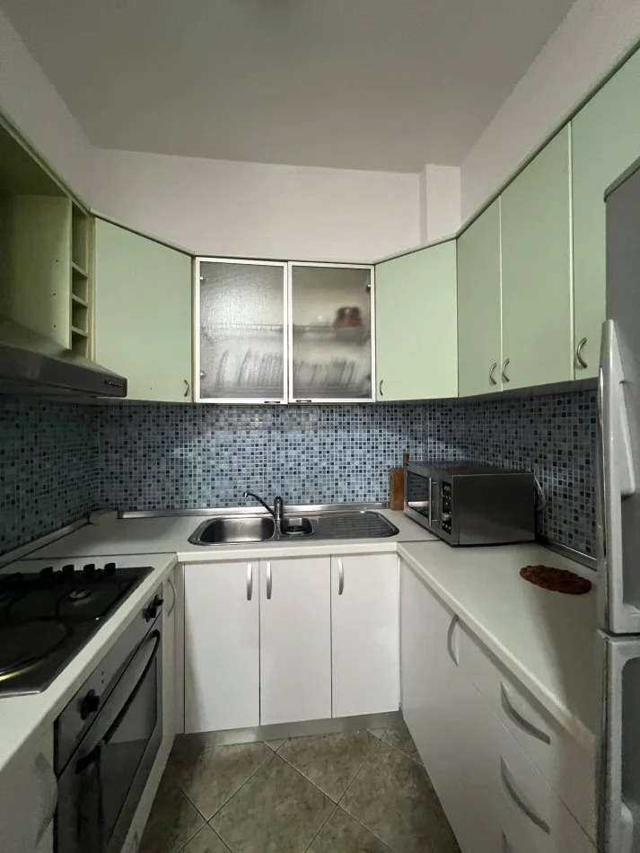Tirane, jepet me qera apartament 3+1+Ballkon Kati 3, 116 m² 650 € i diskutueshem (Mbikalimi i Komunes, prane Kristal Center)