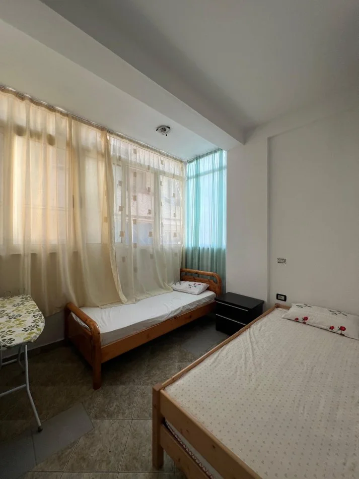 Tirane, jepet me qera apartament 3+1+Ballkon Kati 3, 116 m² 650 € i diskutueshem (Mbikalimi i Komunes)