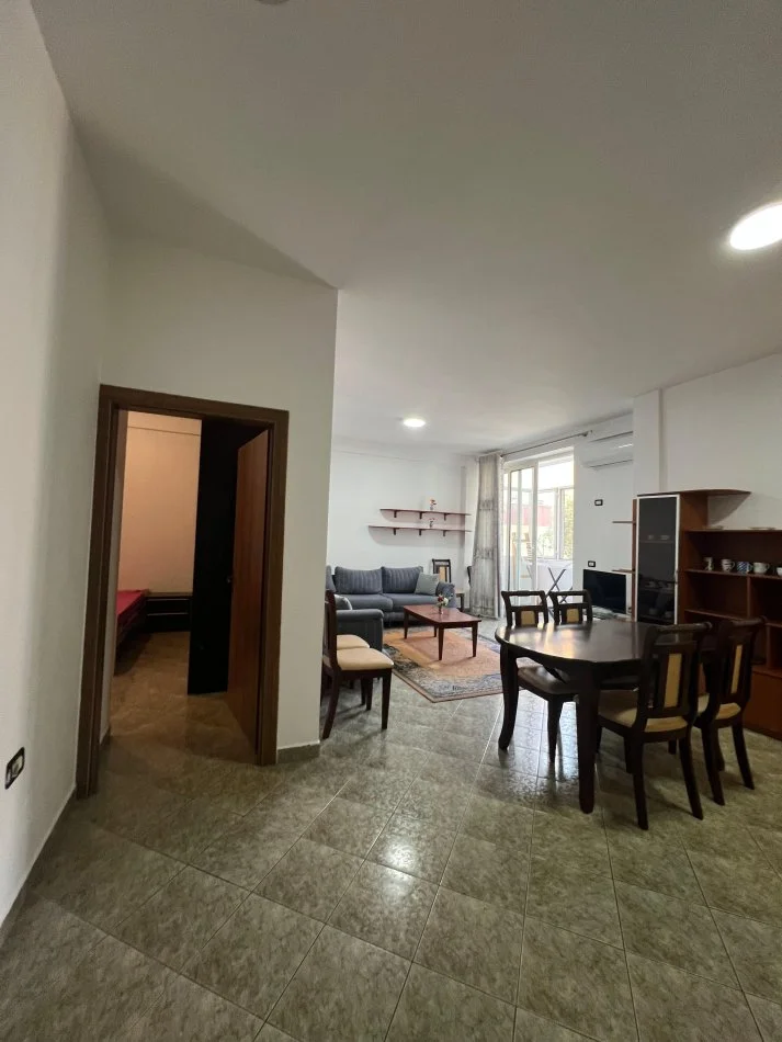 Tirane, jepet me qera apartament 3+1+Ballkon Kati 3, 116 m² 650 € i diskutueshem (Mbikalimi i Komunes)