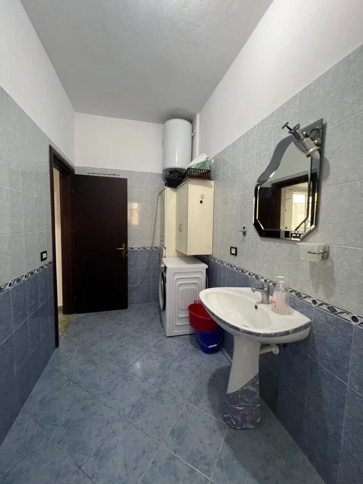 Tirane, jepet me qera apartament 3+1+Ballkon Kati 3, 116 m² 650 € i diskutueshem (Mbikalimi i Komunes, prane Kristal Center)