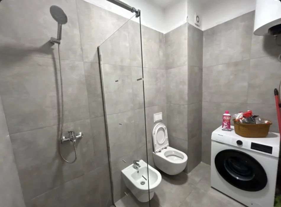 Tirane, jap me qera apartament 2+1+Ballkon Kati 4, 85 m² 670 € (rruga 5 maji)