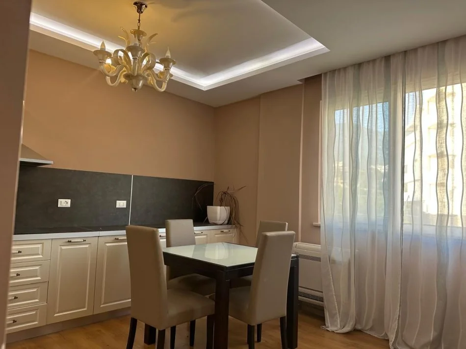 Tirane, jepet me qera apartament 1+1 Kati 3, 76 m² 400 € (Fresk)
