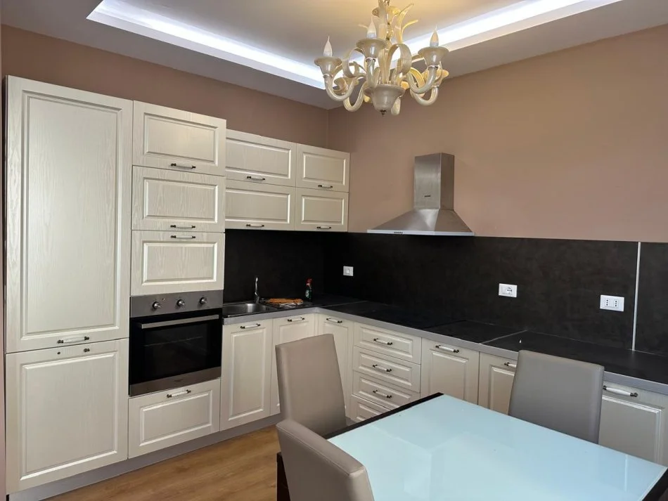 Tirane, jepet me qera apartament 1+1 Kati 3, 76 m² 400 € (Fresk)
