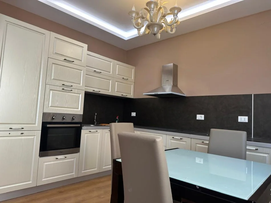 Tirane, jepet me qera apartament 1+1 Kati 3, 76 m² 400 € (Fresk)