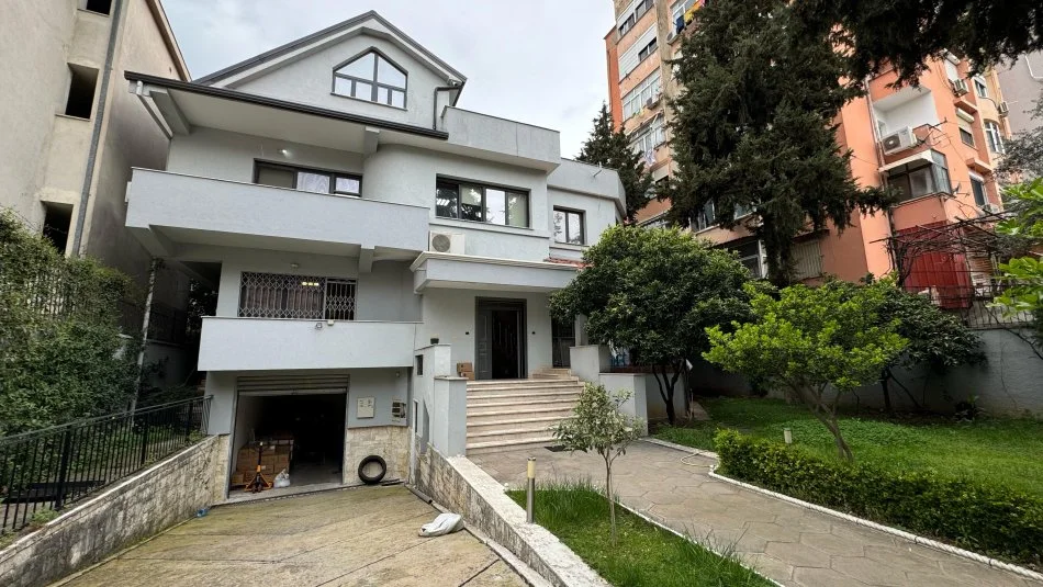 Tirane, jepet me qera Vile 3+1+Ballkon Kati 0, 500 m² 2.600 € (Selite)